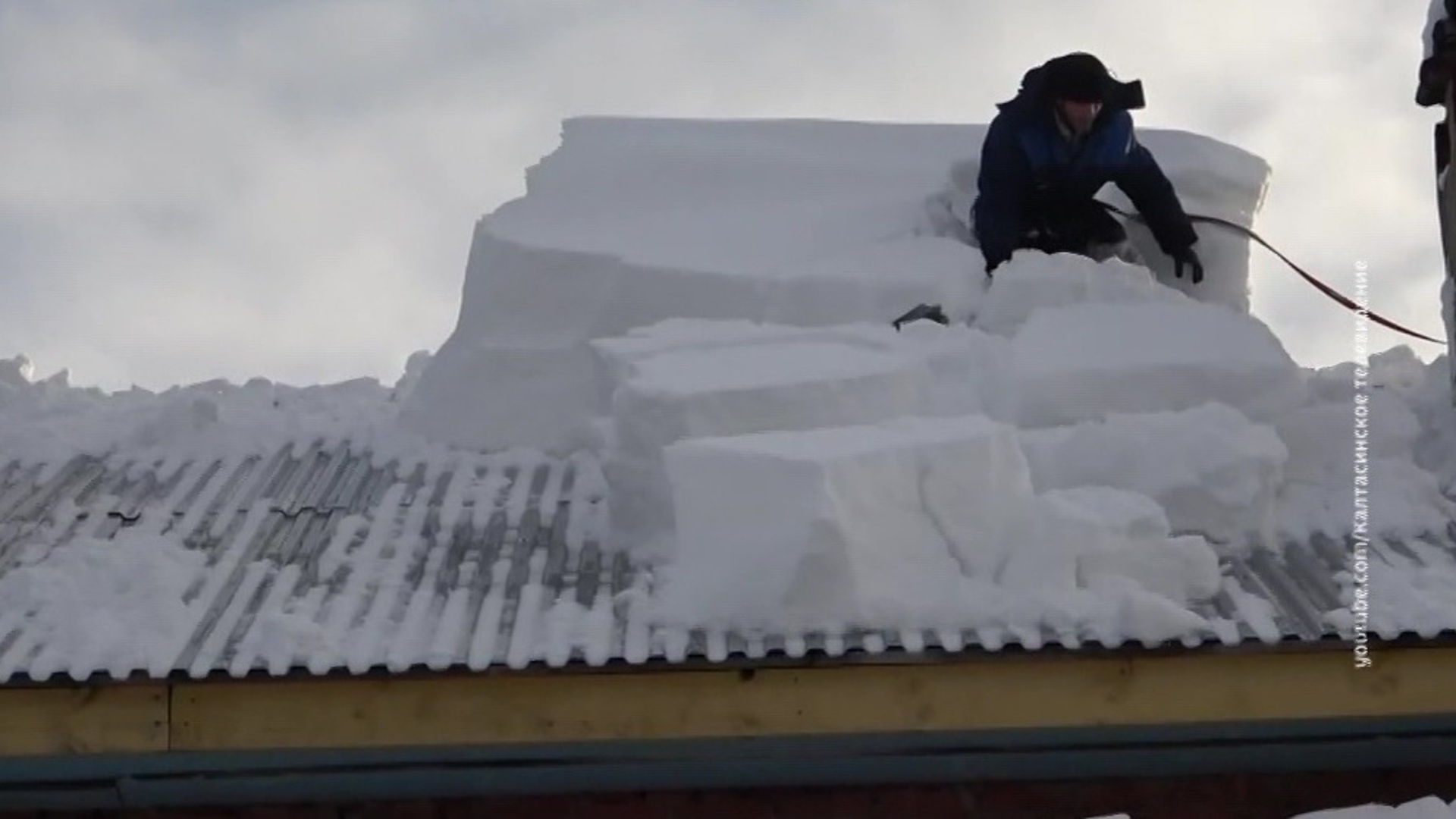 Сход снега трехскатной крыши