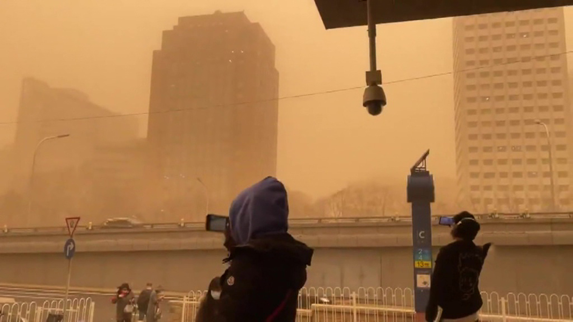 Маг бури в марте 2024. Пекин пыльная буря. Пыльные бури в Китае. Пылевая буря Пекин. Песчаная буря в Китае.