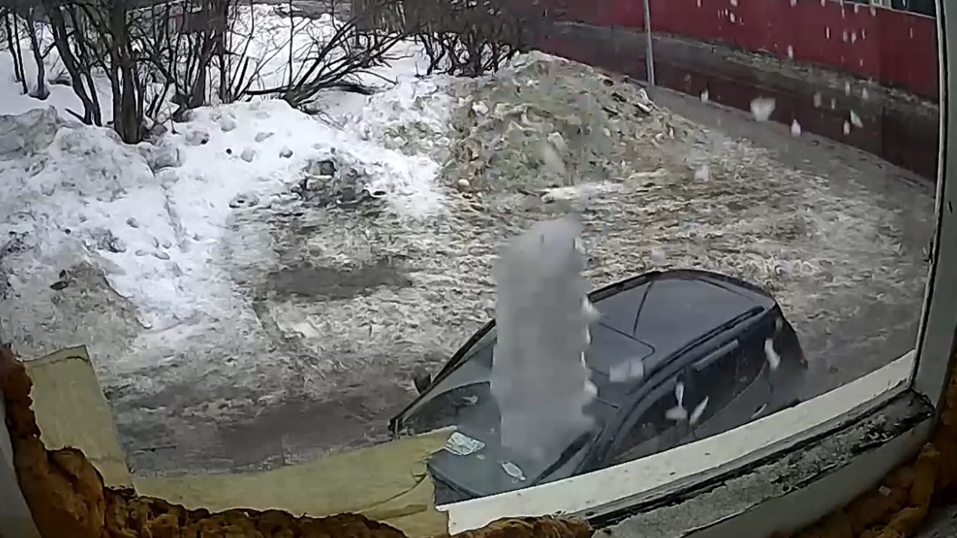 Глыба льда упала на машину