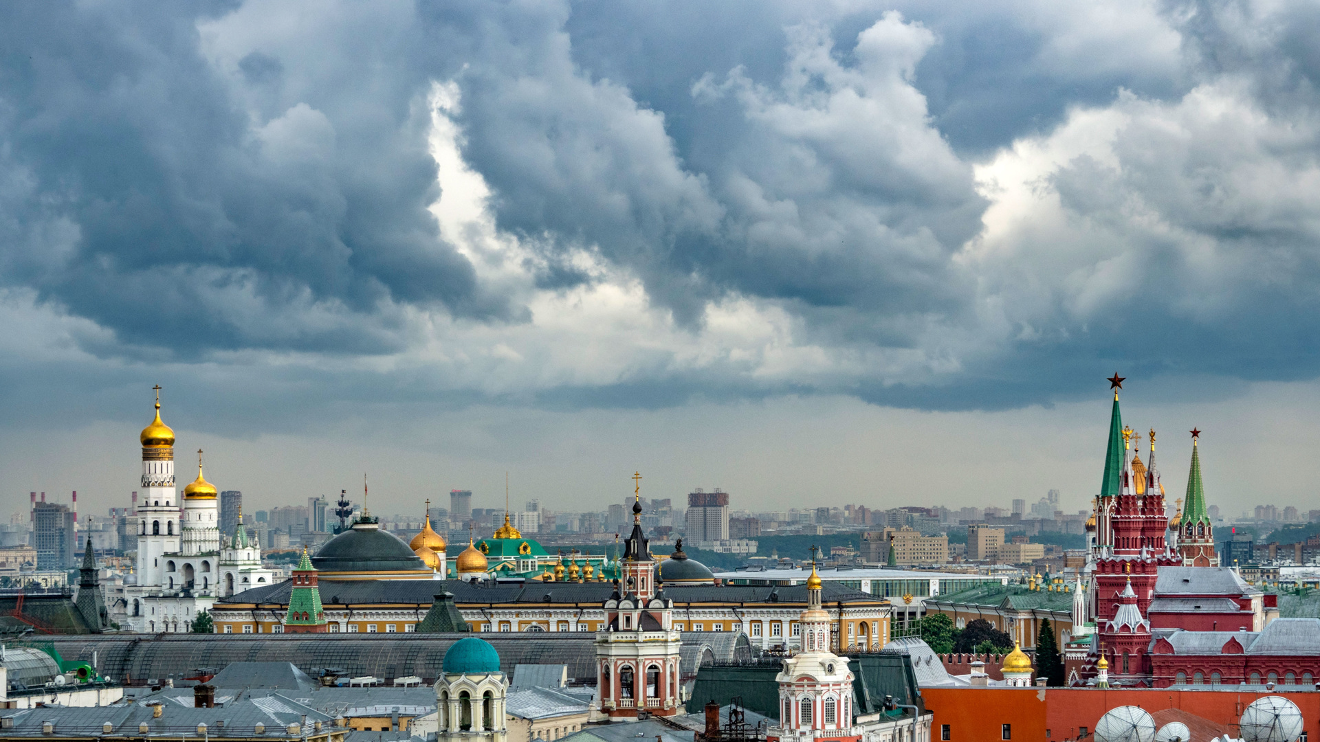 Пасмурная Москва. Полет над Москвой. Москва с воздуха. Майский дождь в Москве. Погода в москве в метрогородке