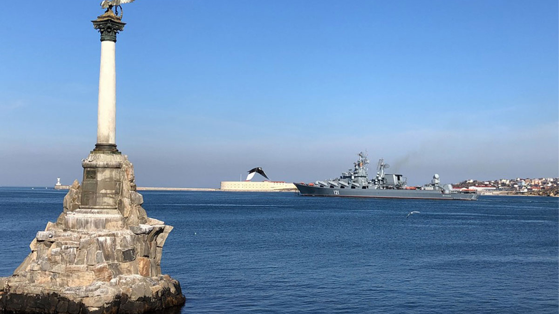 Санкт петербург черное море. Москва ракетный крейсер. Флагман Черноморского флота. Крейсер Москва в море.