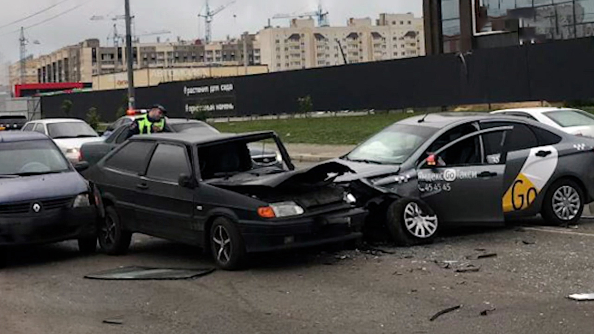 Приора врезалась в заправку