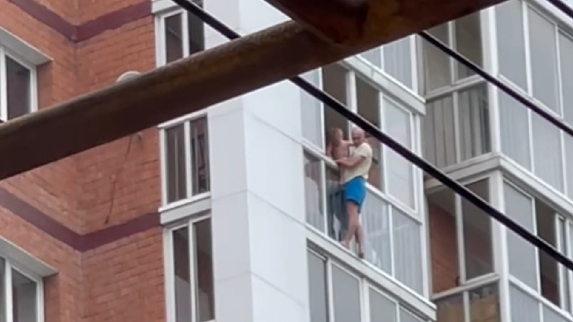 Шестиклассница выпрыгнула. Человек на балконе.
