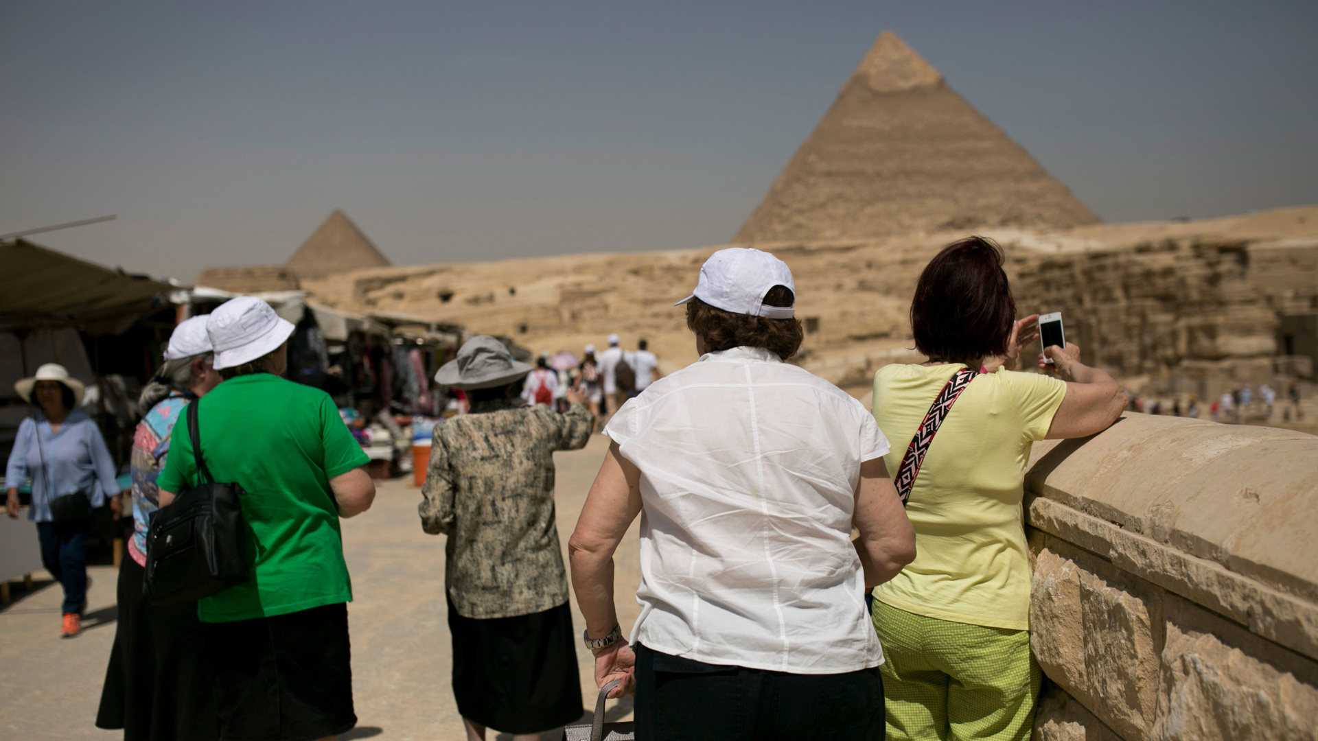 Новости египта для туристов на сегодня. Туристы в Египте. Полет в Египет. Туристка в Египте. Египет открыли для туристов.