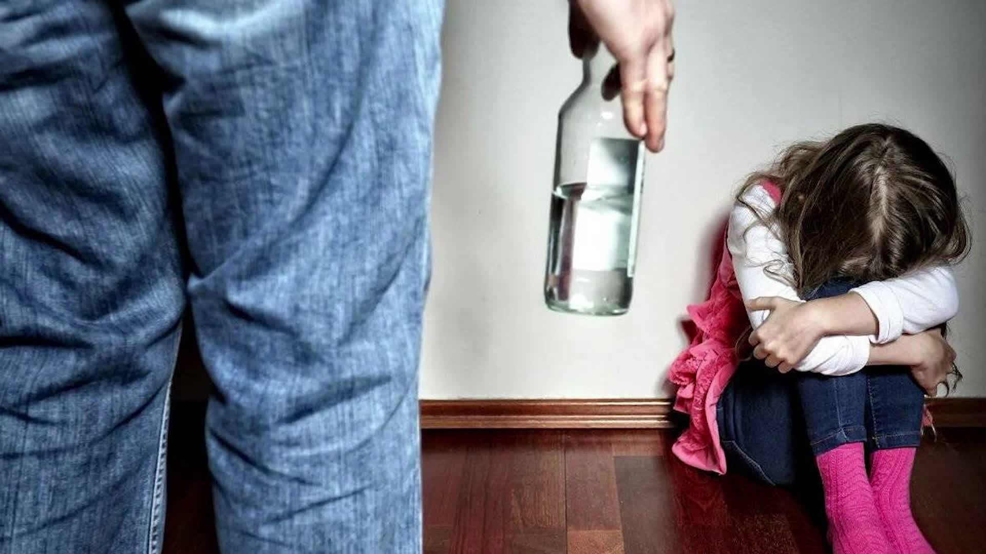 Пьющий в семье что делать. Алкоголизм родителей. Пьющие родители. Дети пьющих родителей. Пьют родители страдают дети.
