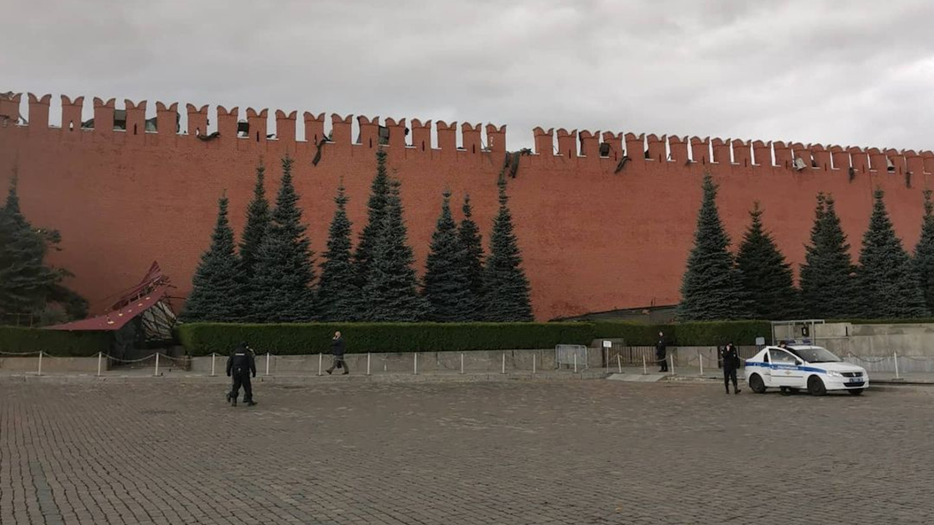 Зубец кремлевской. Ураган в Москве 1998 Кремлевская стена. Бойницы кремлевской стены. У кремлевской стены. Кремль Москва стена Кремлевская.
