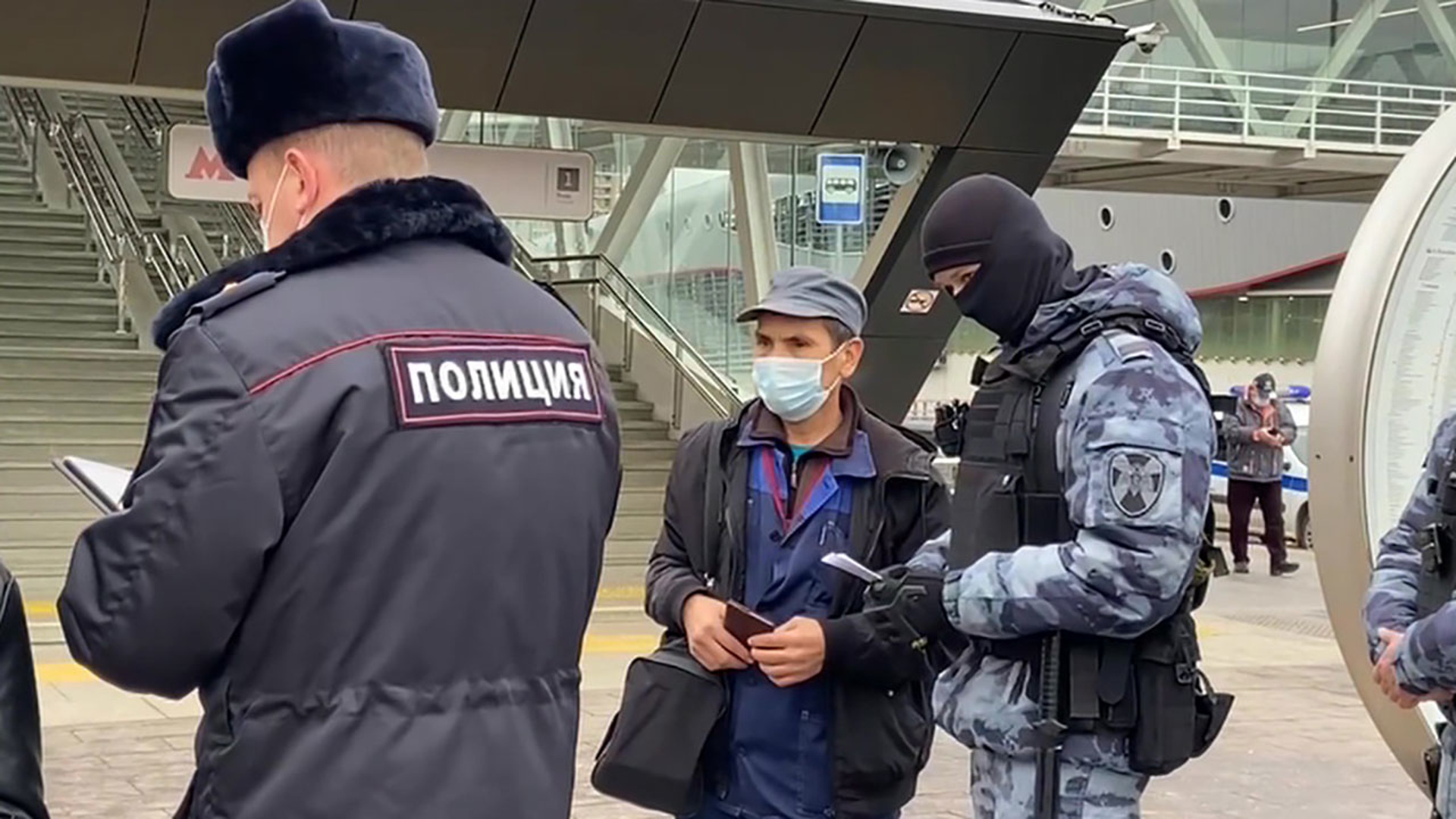 Мигранты в Москве полиция