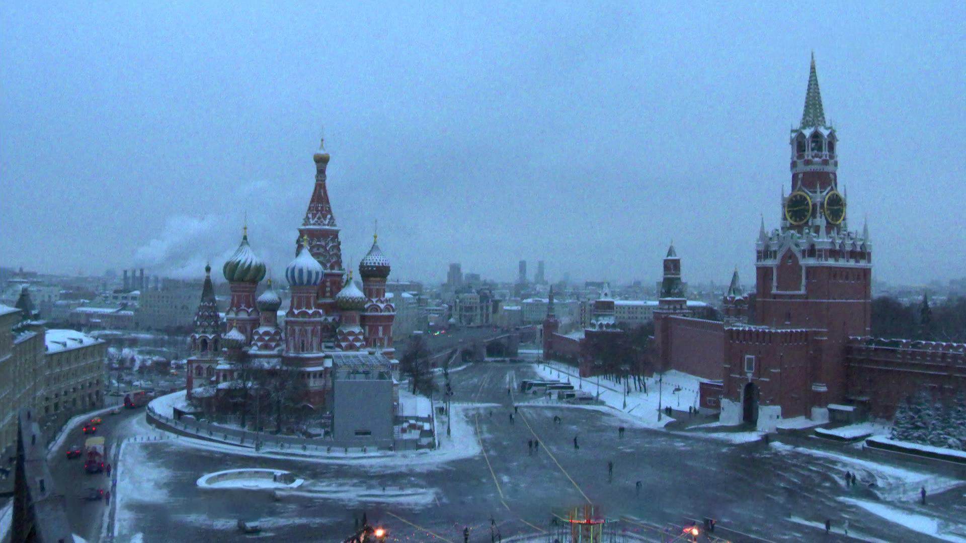 Потом в москве. На канале Россия вести Москва на Москву идут снегопады. Телеканал Россия 1 плюс на Москву идет снегопад. Алиса на Россию на Москву надвигается снегопад видео. Погода в Москве облачно снег.