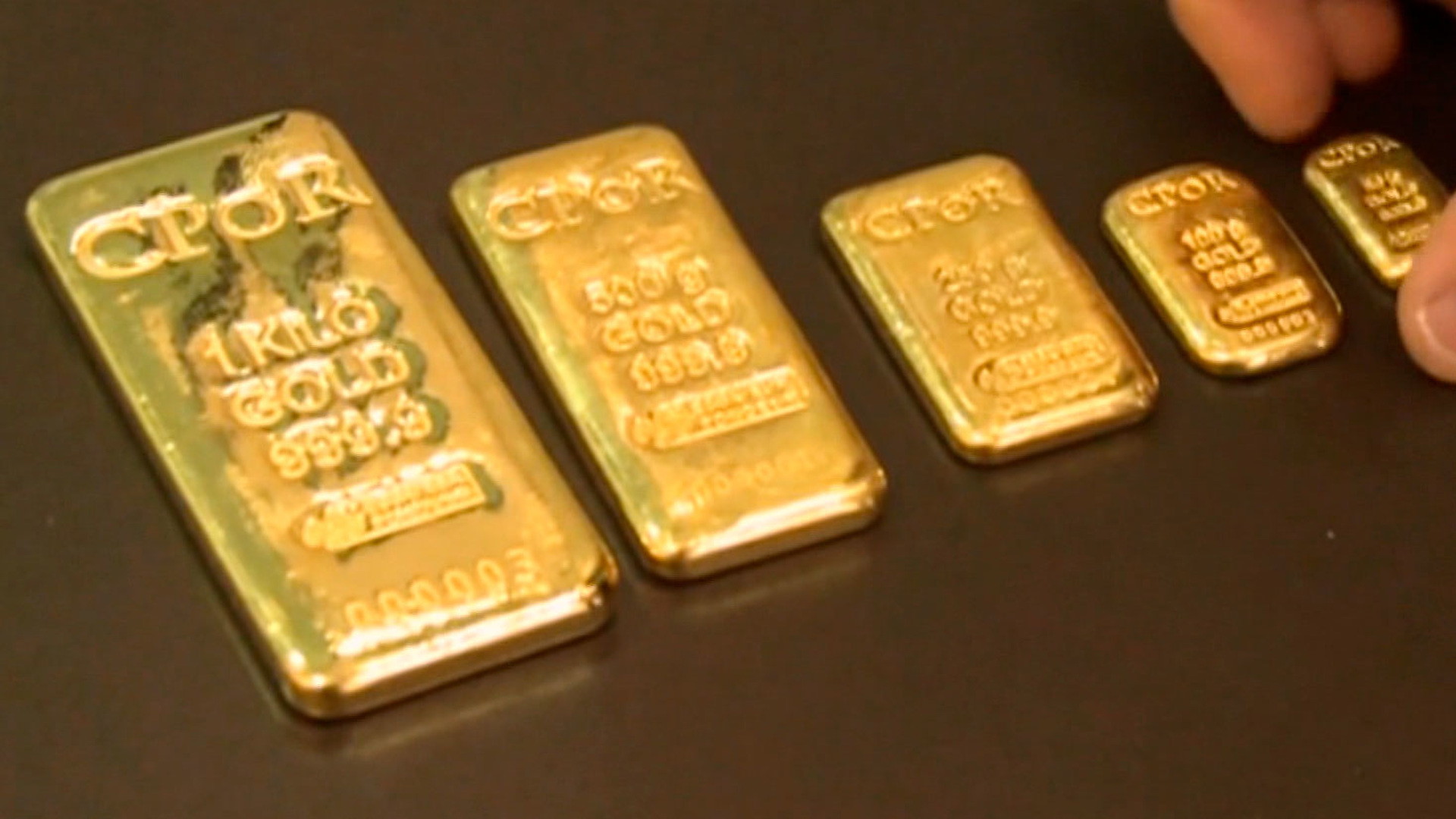 Банк покупает золото. Банковское золото. Банковские слитки золота. Золотые слитки России. Золото в банке.