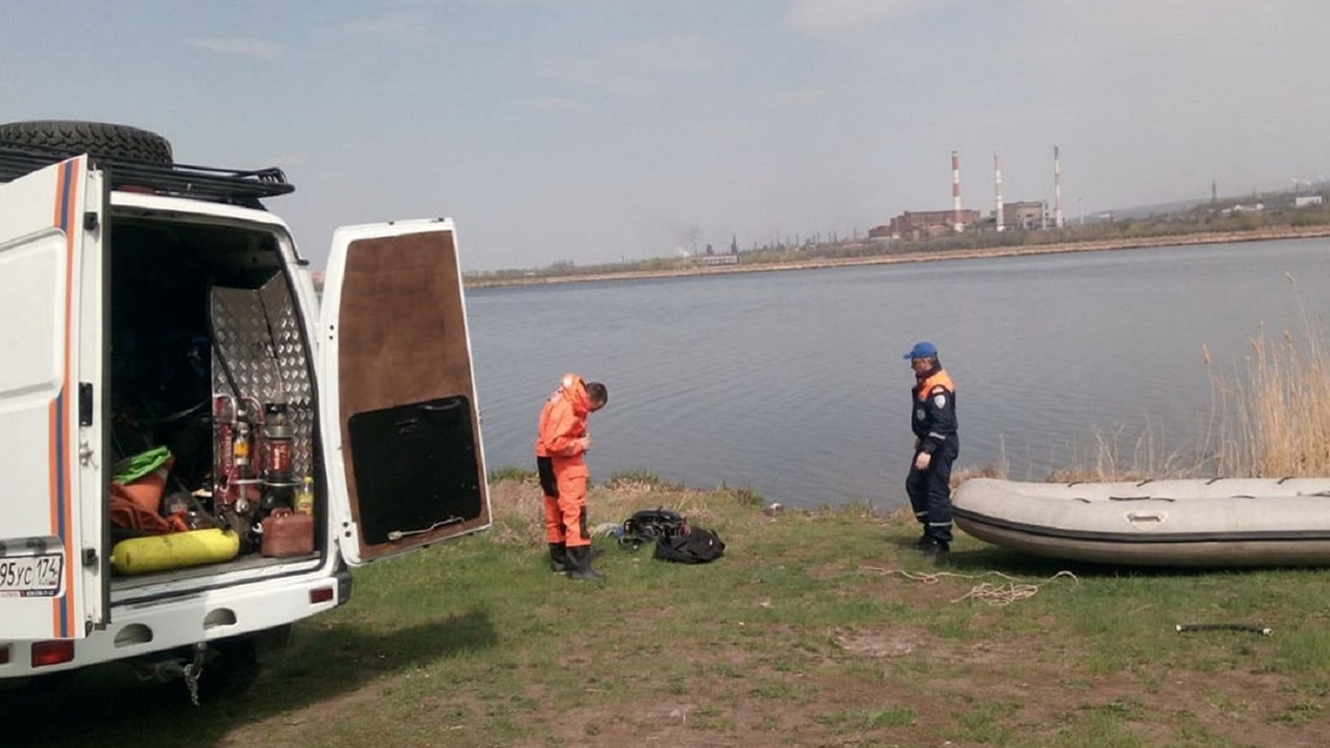 река лодка рыбак. пропал рыбак на волге саратов. мчс спасает рыбаков магадан. машины рыбаков ушли под лёд. водолаз подо льдом.