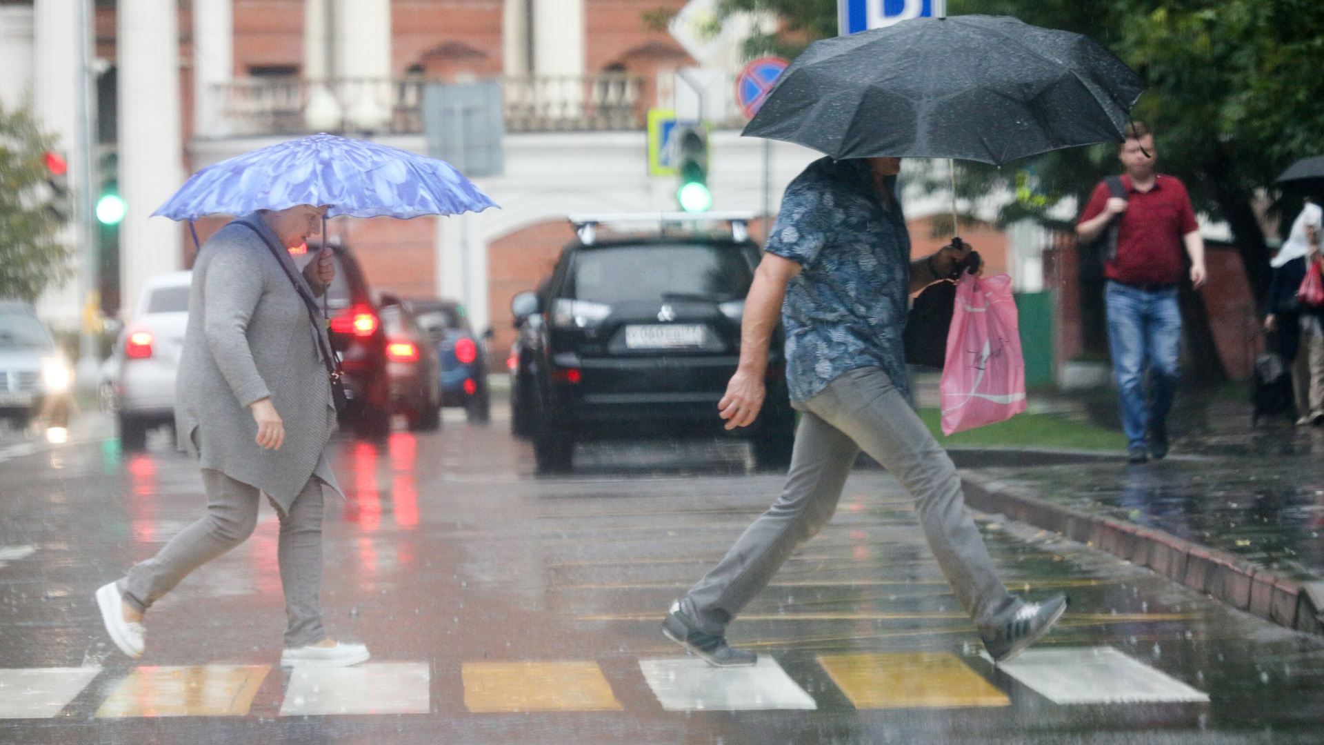 Какое лето ожидается в москве. Дождь в Москве. Дождик в Москве. Небольшой дождь. Летний дождь в Москве.