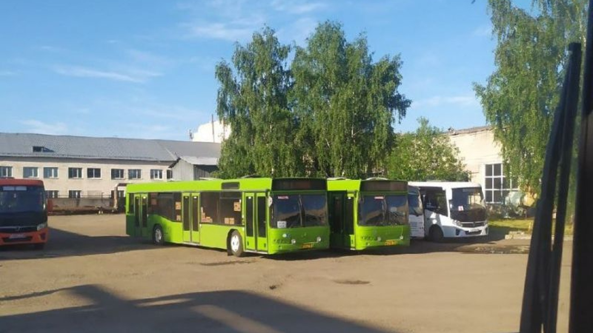 Кировский автобус. МАЗ-103 автобус трех мастовый. Автобус тройка. Новые автобусы МАЗ. Полицейский автобус.