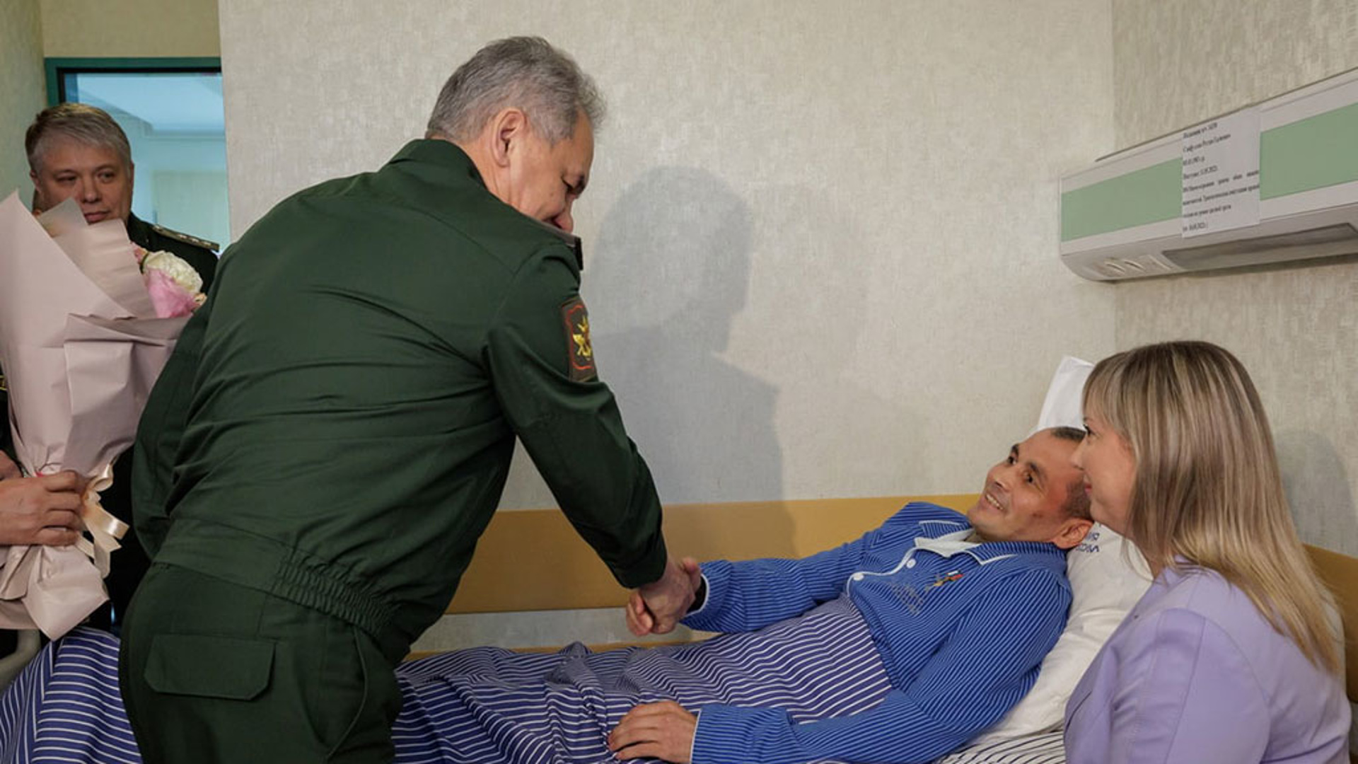 Раненый капитан. Шойгу вручил героя России в госпитале.