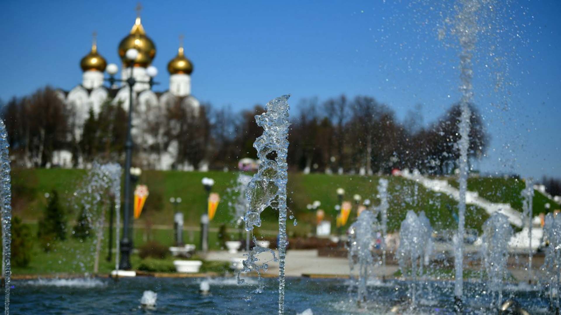 Капель ярославль. Фонтаны в Ярославле. Успенский собор в Ярославле музыкальные фонтаны. Парк с фонтанами в Ярославле. Центральный городской фонтан Ярославль.