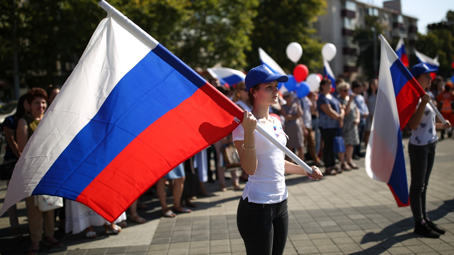 Российский собираться. Праздник день государственного флага Российской Федерации. Праздник флаг российского флага. Люди с триколором. Человек с российским флагом в руках.