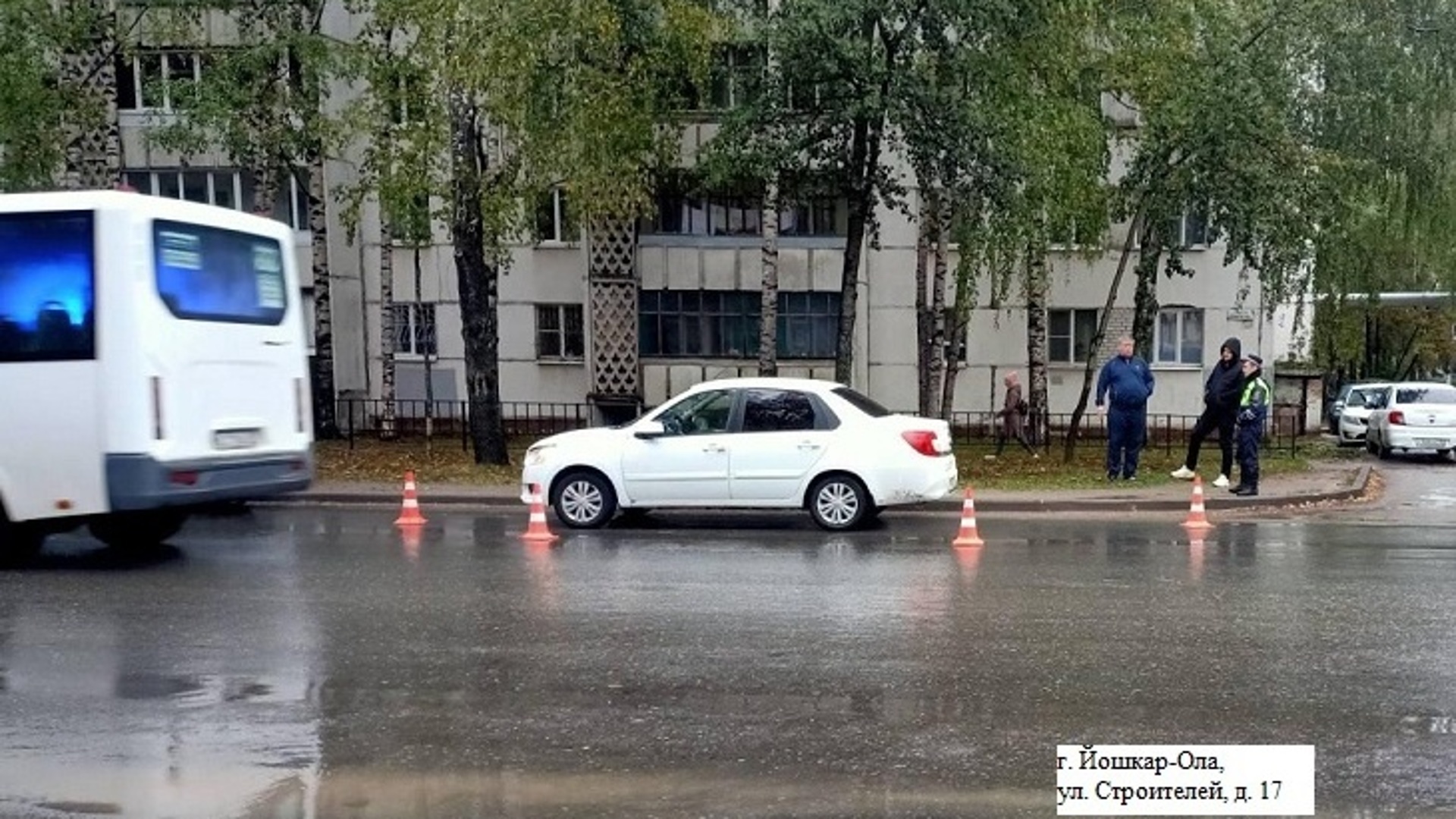 Чп йошкар. Пешеход в неположенном месте. Переходит дорогу в неположенном месте. Йошкар-Ола дороги. Дорога в городе без машин.