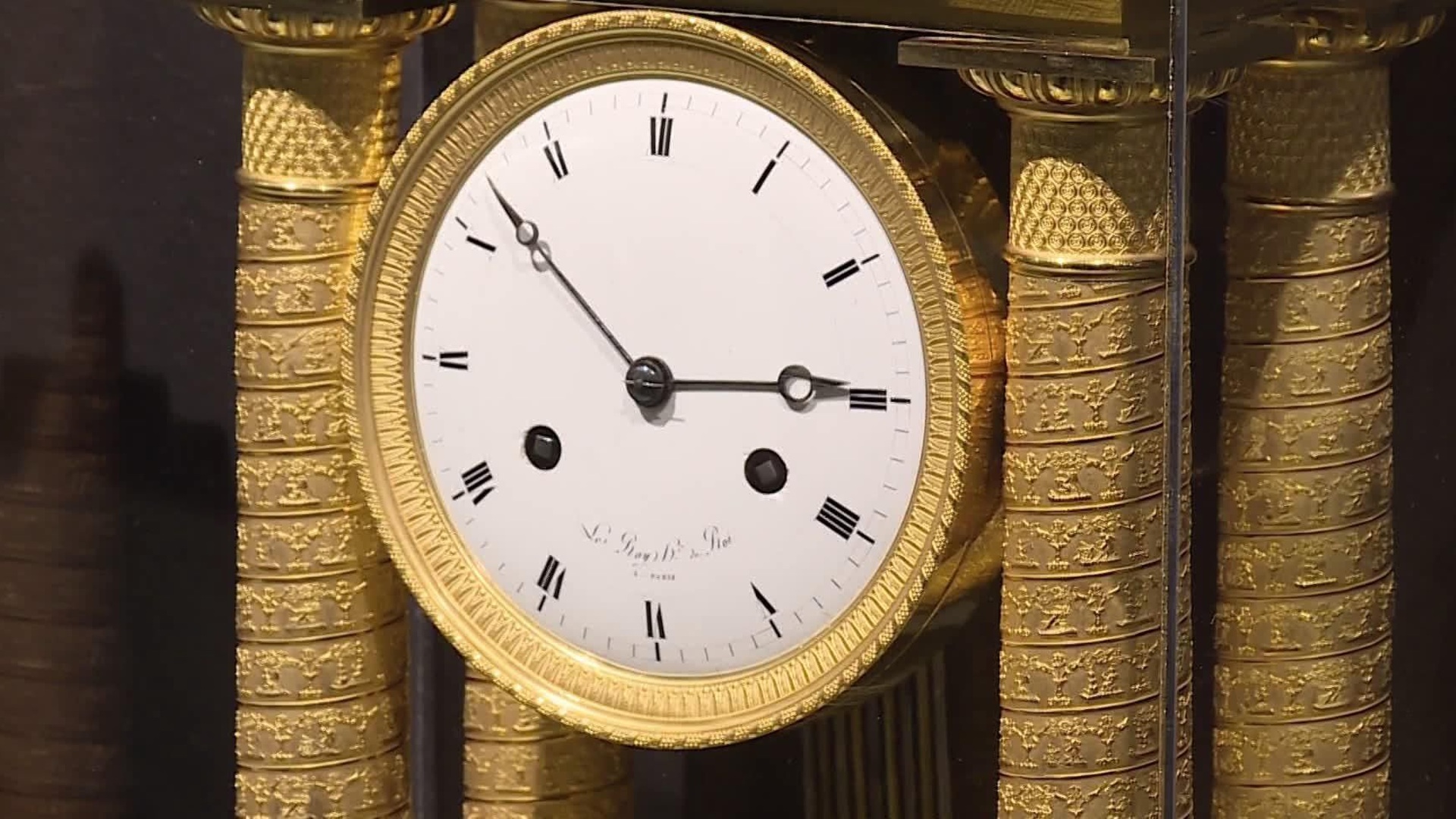 Выставка часов спб. Выставка часов. Напольные часы в Эрмитаже. Часы в Эрмитаже выставка. Часы механизм Эрмитаж.