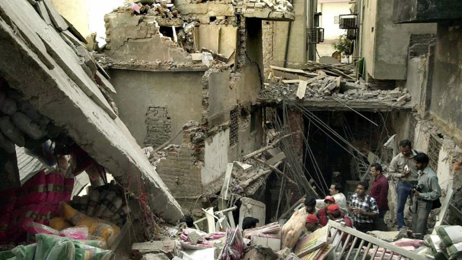 Сальвадор землетрясение. Землетрясение в Пакистане 2005. Здание разрушенное землетрясением. Землетрясение в Турции разрушения.