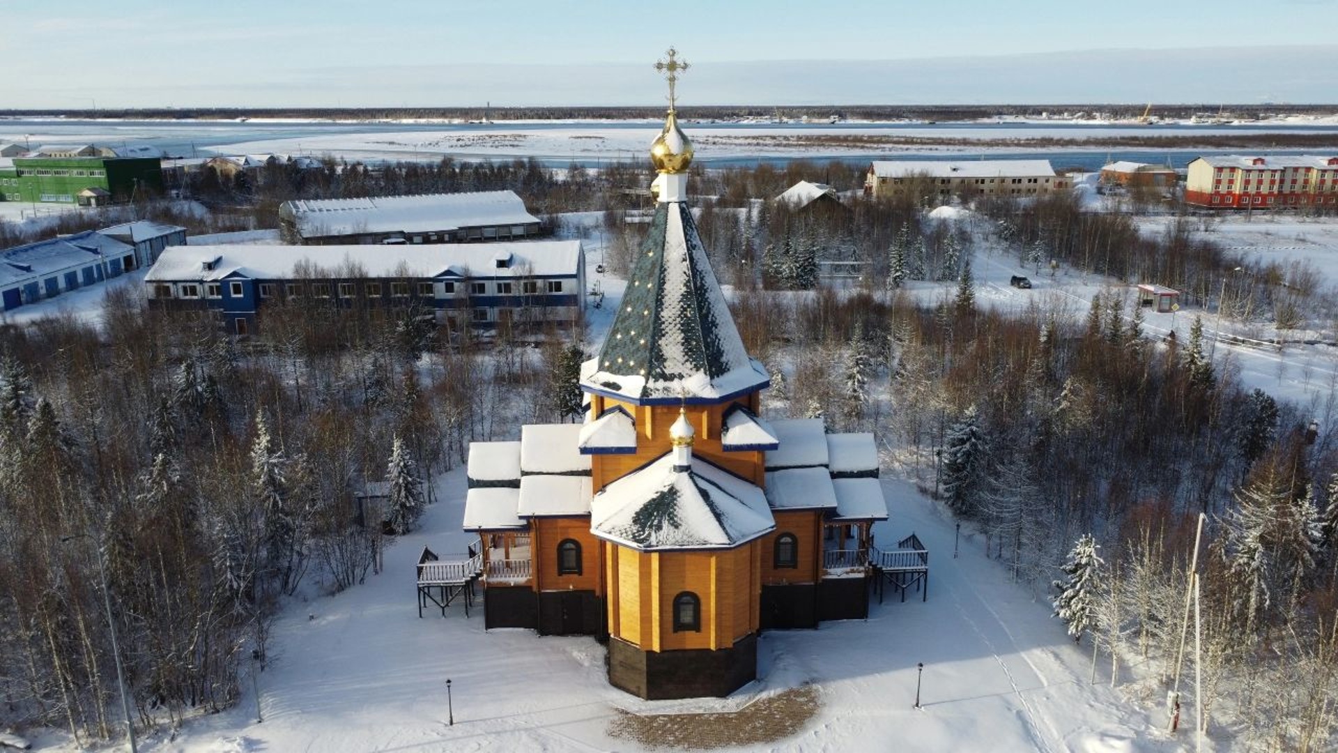 Открытие храма в салехарде. Церковь в посёлке Ветлосян. Храм поселок Уренгой. Католическая Церковь в Архангельске. Салехард ночью зимой новая Церковь.