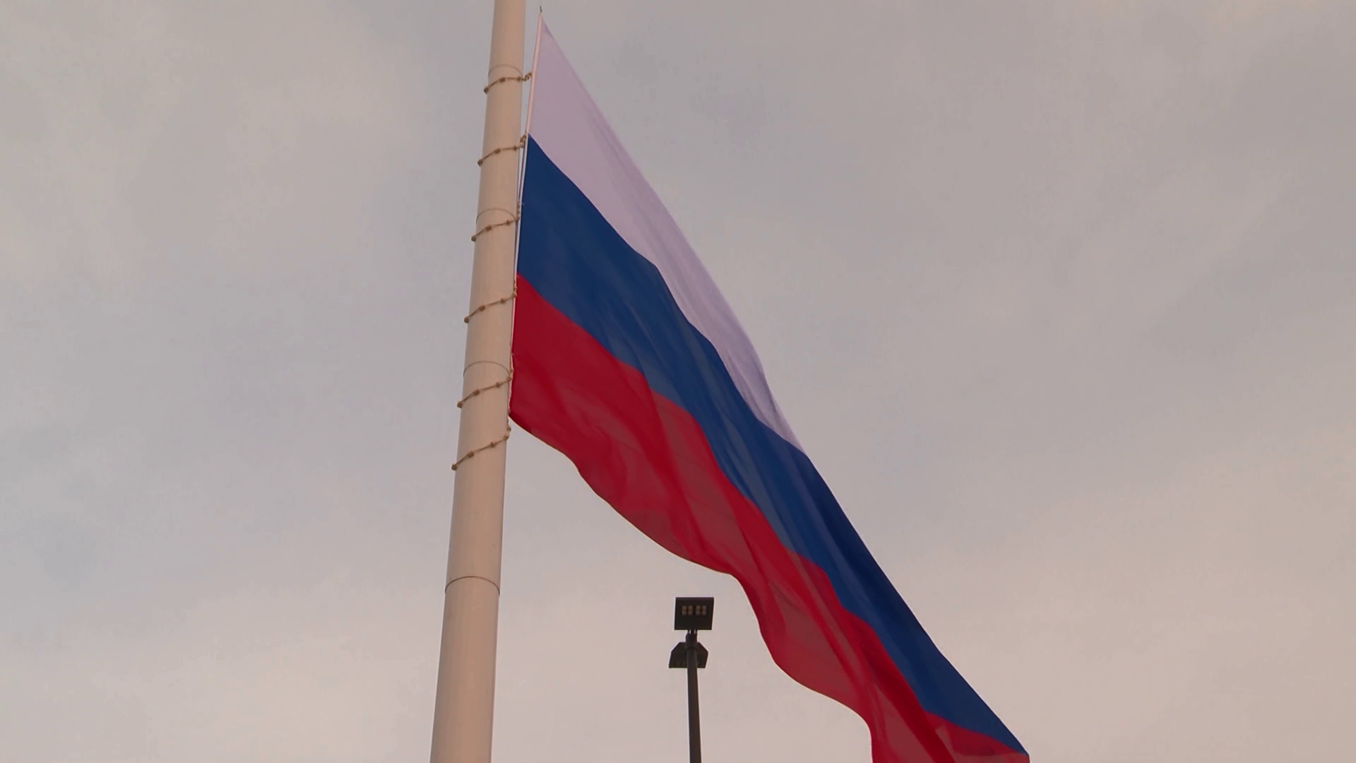 Флаг России в небе