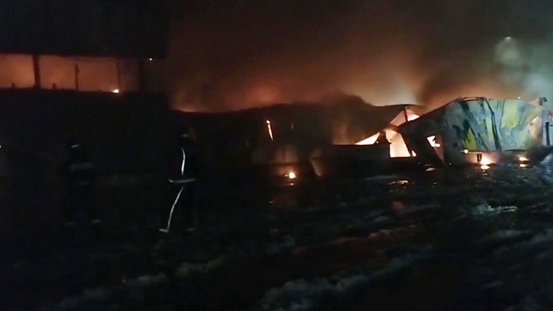 Пожарные тушат пожар арт