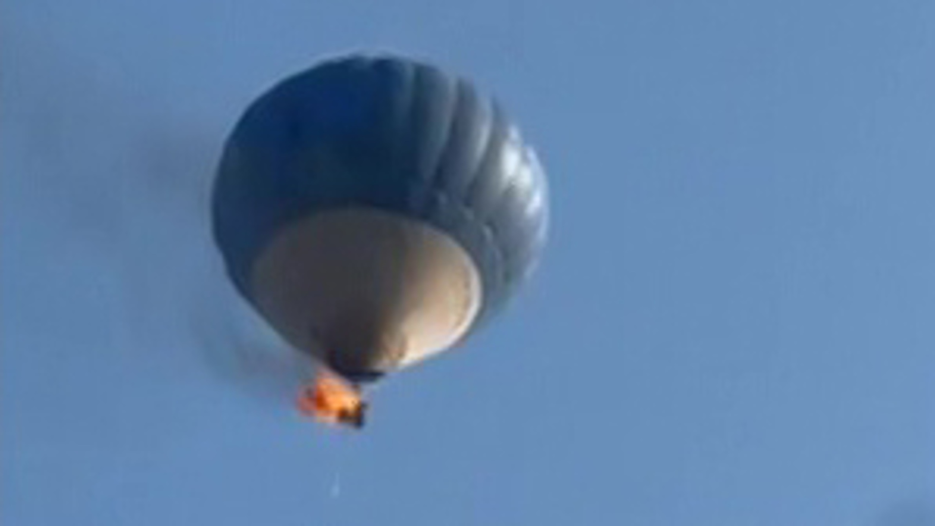 Сгорел шар. Воздушный шар загорелся в воздухе. Летающие воздушные шары. Воздушные шары полет. Воздушный шар фото.