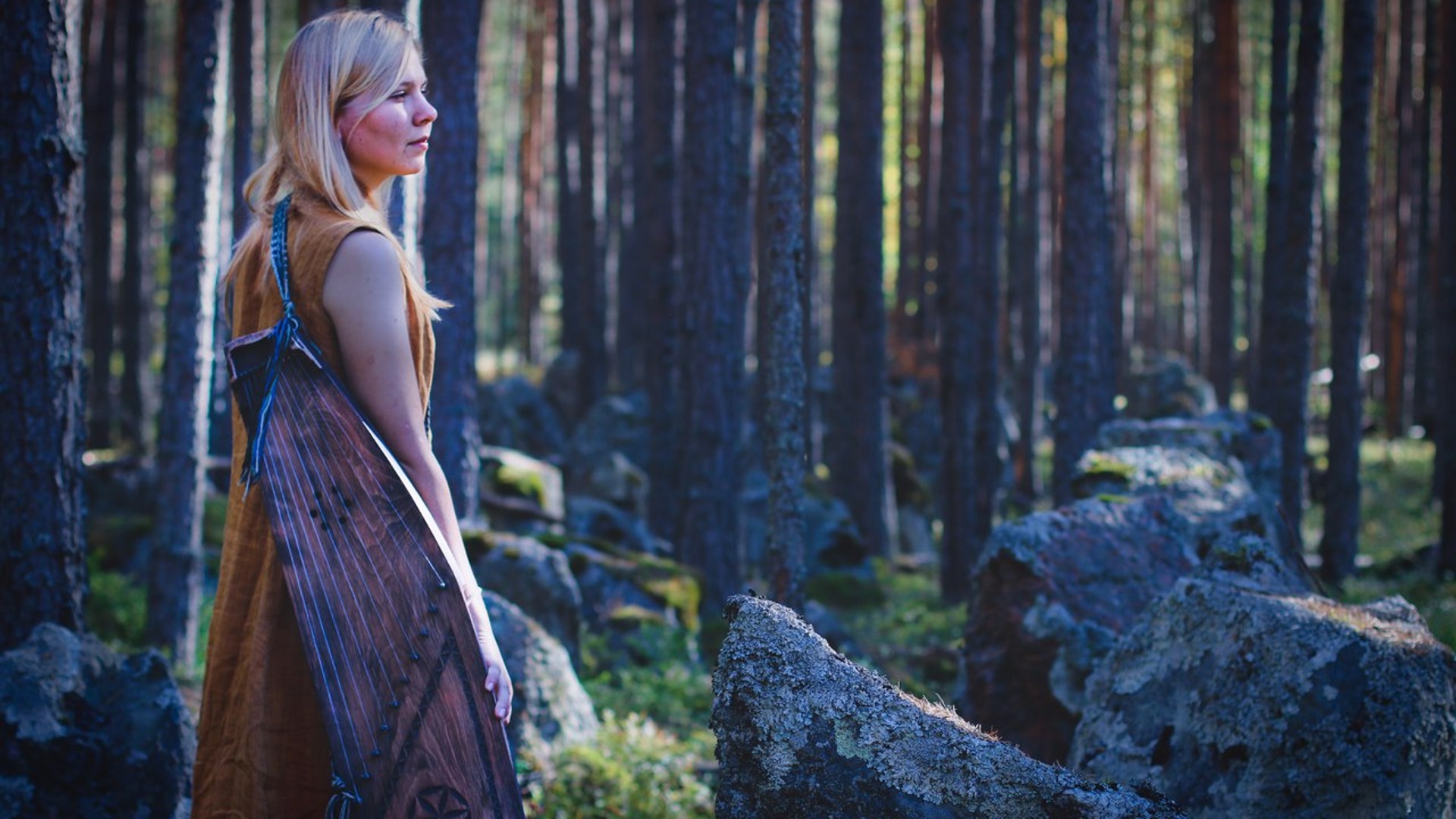 Скандинавская фотосессия в лесу