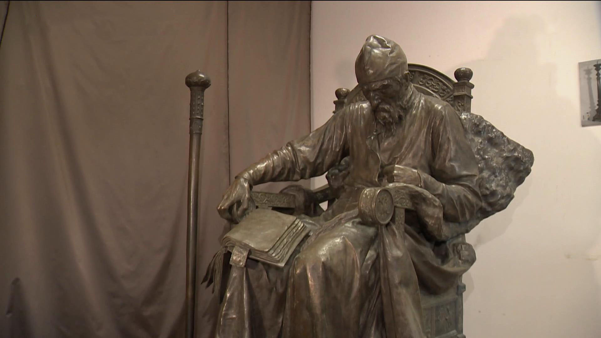 Бронзовую фигуру Ивана Грозного реставрируют в Петербурге