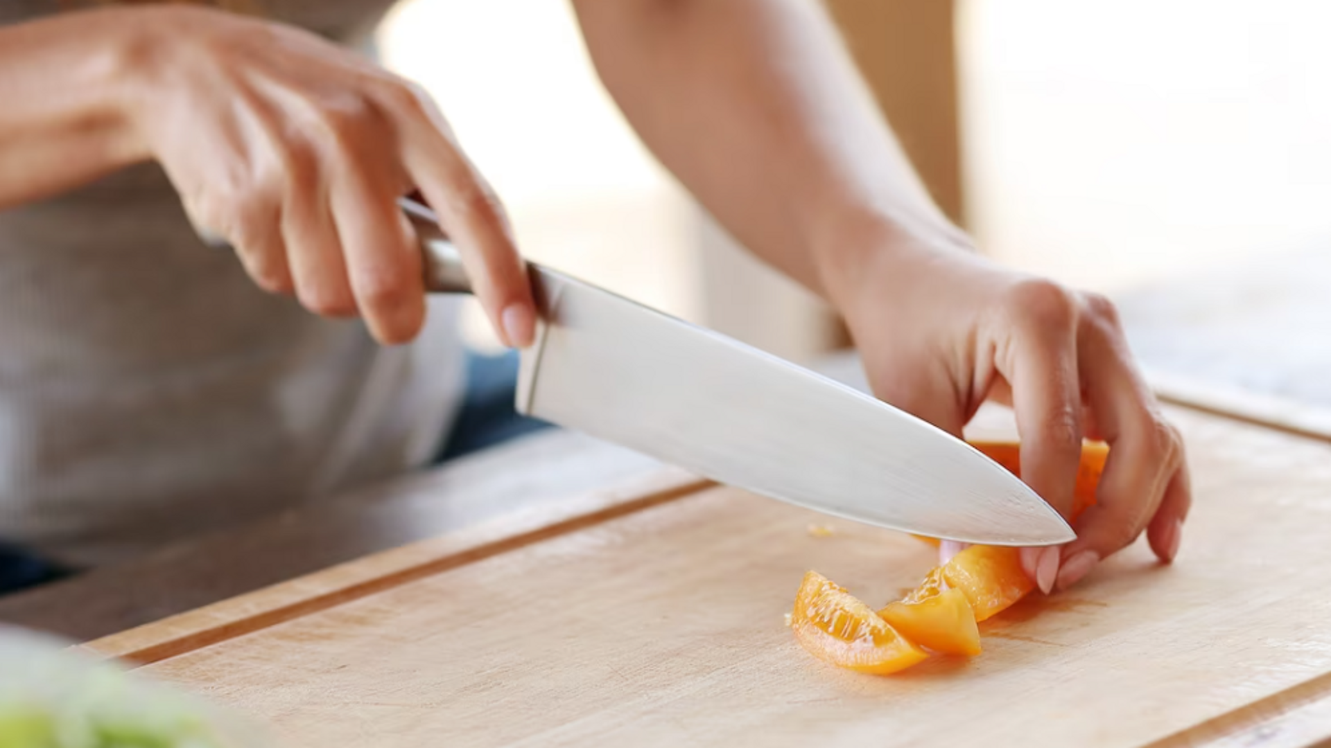 The scissors on the kitchen table