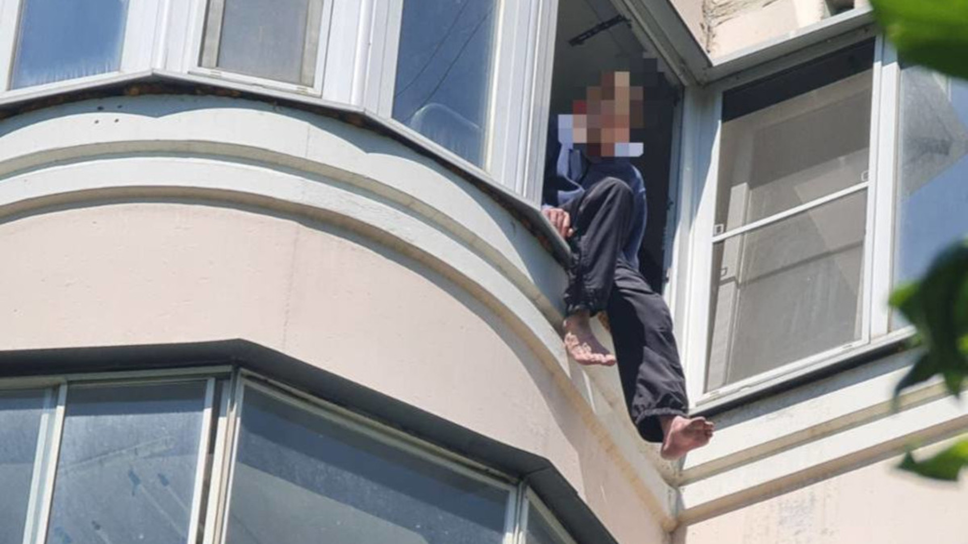 в пионерском мужчина которого жена закрыла на балконе выпал с 11 го этажа