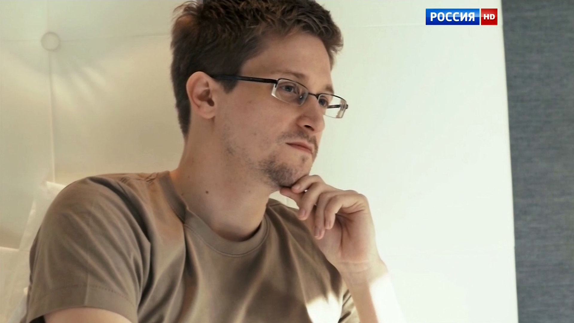 Разоблачения века. Сноуден в Москве. Сноуден фото в Москве сейчас.