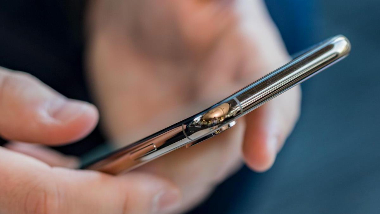 Слух: iPhone получат корпус из матового стекла и смогут заряжать AirPods