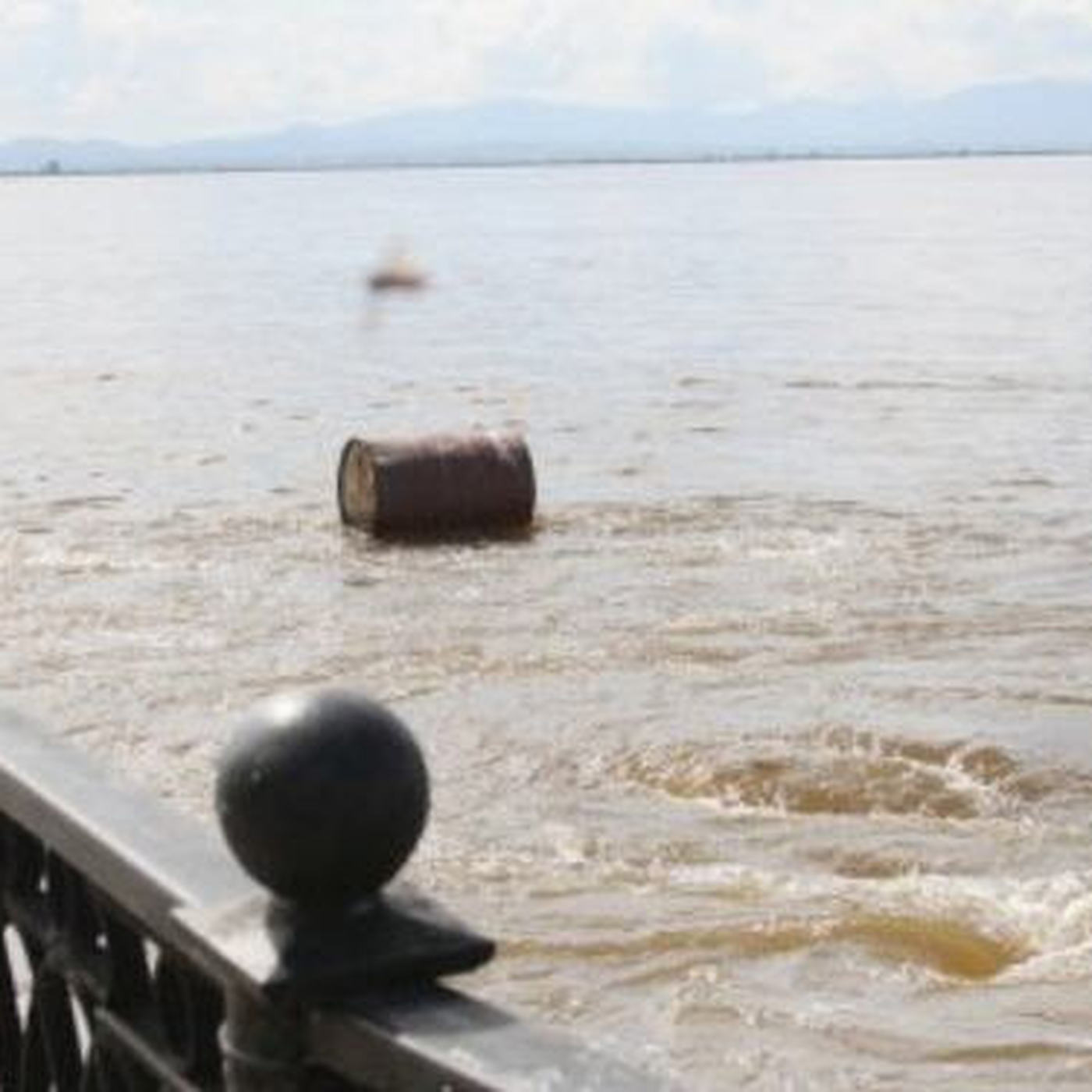 Вода в амуре у хабаровска на сегодня. Уровень Амура у Хабаровска. Хабаровск вода. Уровень воды в Амурске. Уровень Амура у Хабаровска на сегодня.