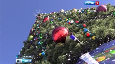 На центральной площади в Одинцове задержалась новогодняя елка