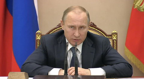 Путин попросил Медведева проконтролировать список поручений по итогам "Прямой линии"