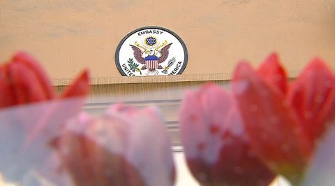 К посольству США в Москве целый день несут цветы