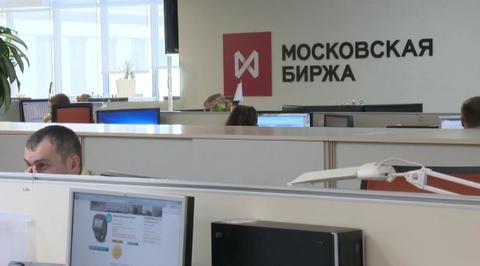 Курс евро на Мосбирже ниже 57 рублей впервые с 21 июля