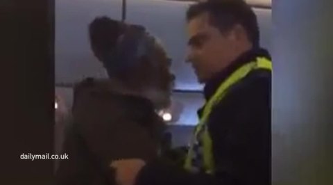Стюарды British Airways заковали больного пассажира в наручники