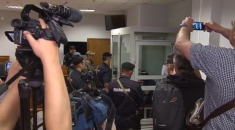 Пятерых членов банды ГТА охраняют семь конвойных с собакой