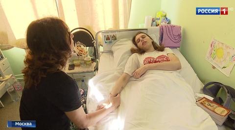 "Потому, что я подросток": девушка, спасенная из шахты лифта, заново учится ходить