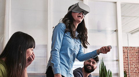 Facebook начнет показывать рекламу в виртуальной реальности