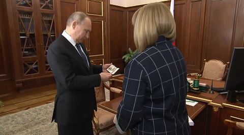 Памфилова вручила Путину новое президентское удостоверение