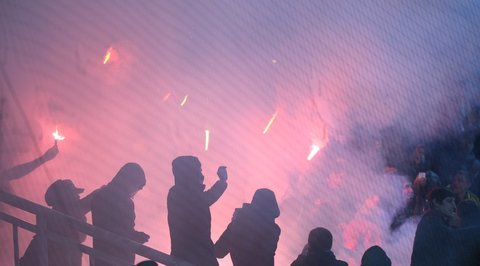 "Камни, файеры, гранаты". Фанаты устроили беспорядки на футболе