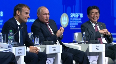 Путин заявил Макрону, что мир играет в футбол по правилам дзюдо