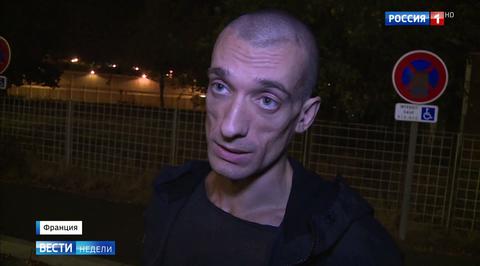 Павленский вышел из тюрьмы и пообещал продолжить бороться за Францию