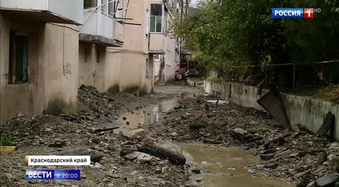 На Кубани разбирают завалы мусора и восстанавливают движение поездов