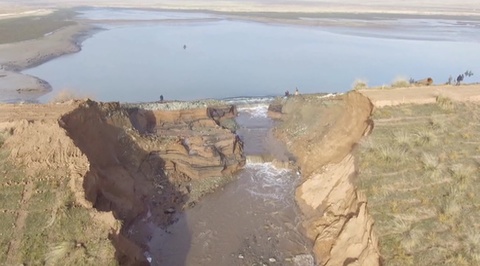 Прорыв дамбы в кургане. Село Московское прорыв дамбы. Хакасия дамба. Московское дамба Хакасия. Прорыв дамбы в Волгограде.