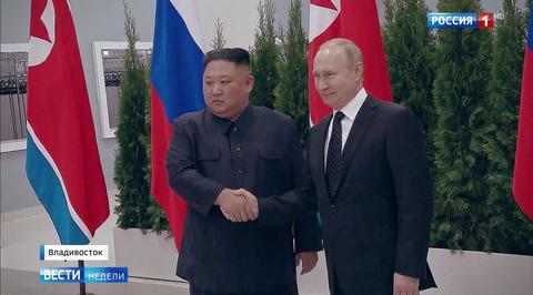 Встреча Путина и Кима закончилась долгим рукопожатием