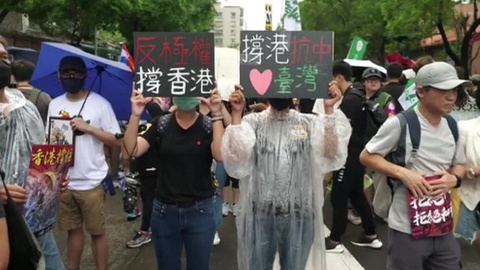 В Гонконге правоохранители разгоняют митингующих слезоточивым газом и перцовым спреем