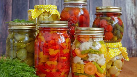 Хранение законсервированных продуктов в подвалах опасно